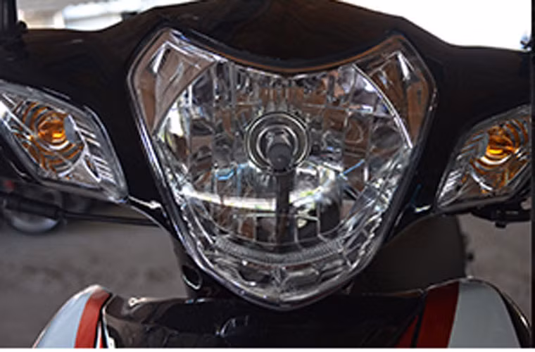 Phần đầu xe hút mắt với cụm đèn pha đa diện, thiết kế có phần giống với mẫu xe Yamaha Exciter.