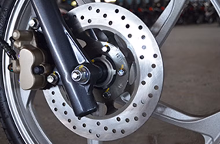 Bonus Sport SR có chiều dài 1.920 mm, rộng 680 mm, cao 1.100 mm và độ cao gầm 135 mm, trọng lượng 96 kg, lốp không săm với phanh trước sử dụng phanh đĩa và phanh sau kiểu tang trống.