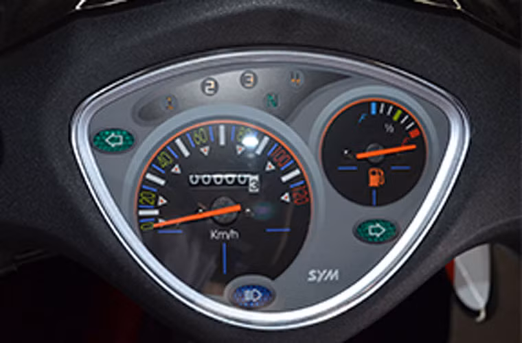 Cụm đồng hồ hiển thị sử dụng dạng analog đơn giản. Hộp số tròn 4 cấp. Mức tiêu hao nhiên liệu của Bonus Sport SR theo công bố của nhà sản xuất ở 1,8 lít/100 km.