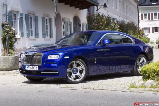 Mặc dù BMW có lịch sử hàng trăm năm nhưng chi nhánh ô tô của Rolls-Royce mới chỉ sản xuất được khoảng chục năm.