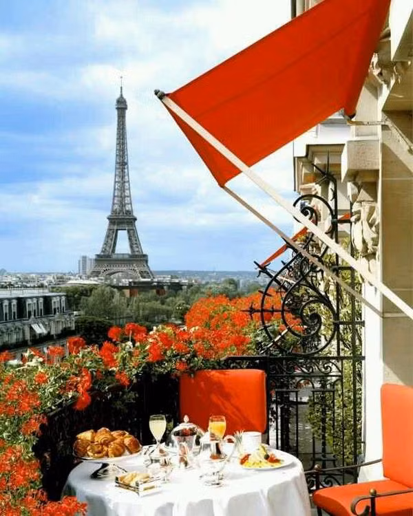 Khách sạn Plaza Athenee, ở Paris.