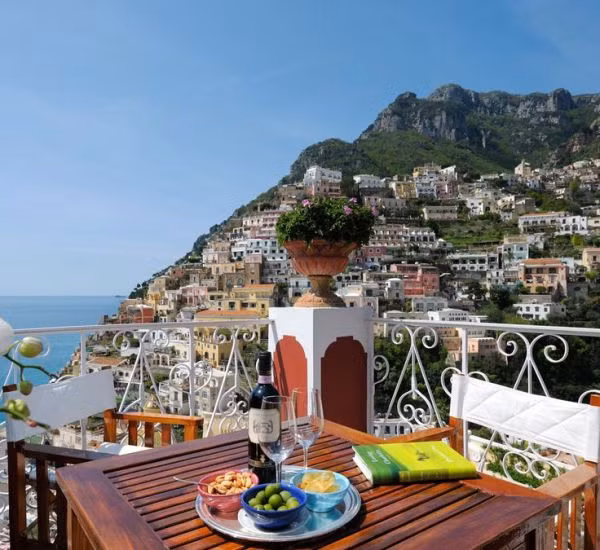 Phong cảnh tuyệt đẹp từ khách sạn Le Sirenuse ở Positano, nước Ý.