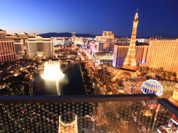 Khách sạn Cosmopolitan với ban công nhìn ra đài phun nước Bellagio nổi tiếng ở Las Vegas, Mỹ.