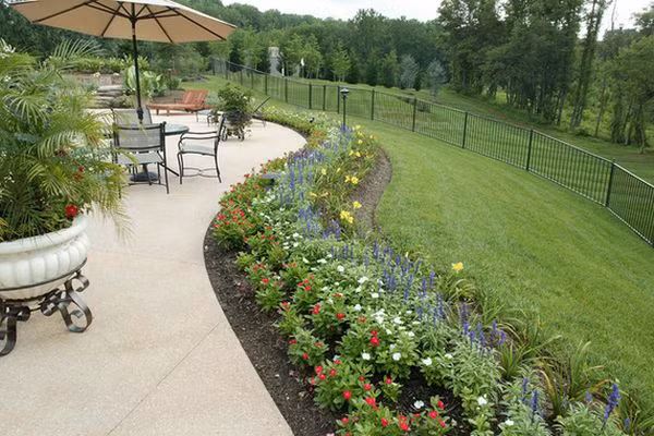 Những hàng hoa dọc theo lối đi khiến khuôn viên nhà bạn thêm phần lãng mạn.