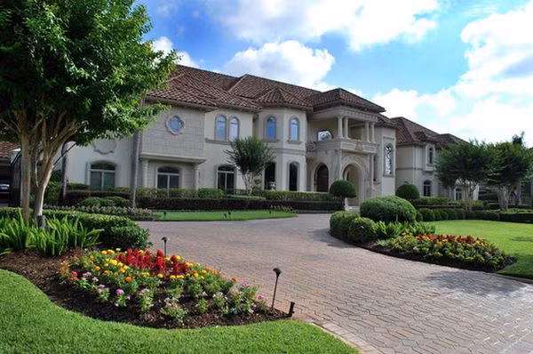 Hoặc thể kết hợp trồng các loại hoa nhiều màu sắc hoặc hoa đơn sắc để biến lối đi vào thành một con đường đầy hoa giăng.