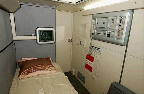 Phòng nghỉ ngơi của thành viên phi hàng đoàn của hãng bay Sigapore còn trang bị cả tivi, điện thoại.