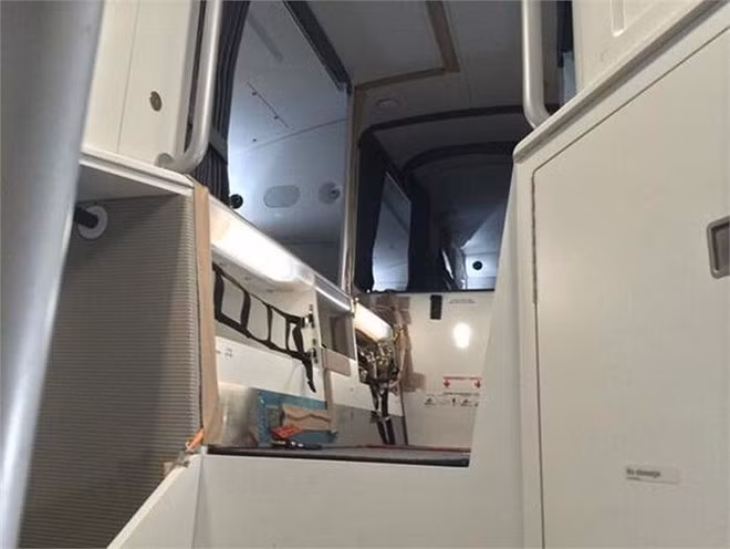 Còn đây là nơi các thành viên phi hành đoàn trên chiếc máy bay Airbus A350 nghỉ ngơi, trong đó có giường ngủ dành riêng cho tiếp viên. Các phi công được ngăn phòng ngủ riêng biệt.