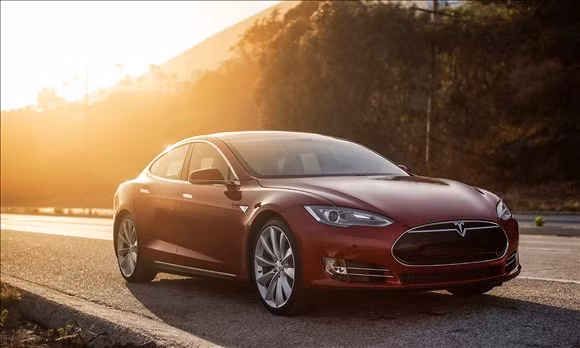 Tesla Model S được nâng cấp mạnh mẽ về khả năng vận hành khi có gia tốc tốt hơn và quãng đường đi xa hơn cho mỗi lần sạc đầy nhiên liệu. Mẫu xe này chỉ cần 3,9 giây để tăng tốc lên 0-100 km/h.