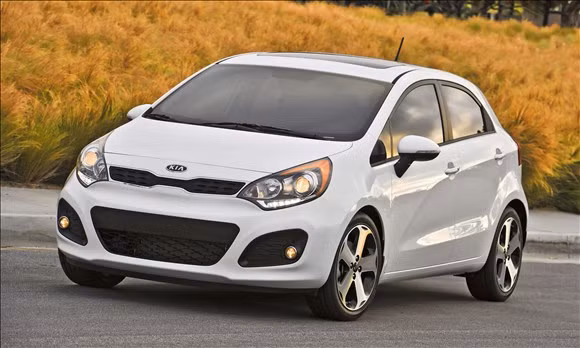 So với 2 thế hệ đầu tiên, Kia Rio 2014 lột xác toàn diện từ chất lượng đến kiểu dáng. Không chỉ thiết kế xe trở nên hiện đại, bắt mắt hơn mà khả năng vận hành của Kia Rio cũng được nâng lên một tầm cao mới. Bên cạnh đó, dòng sedan hạng nhỏ này còn sở hữu những tiện nghi ít thấy ở các mẫu xe đồng hạng.