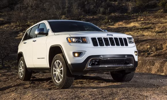 Jeep Grand Cherokee 2014 trang bị hộp số tự động, động cơ diesel tùy chọn và một loạt thay đổi tăng tính thẩm mỹ tại lưới tản nhiệt, bánh xe, đèn pha phía sau. Jeep Grand Cherokee 2014 được đưa vào sản xuất đại trà từ tháng 1/2014.