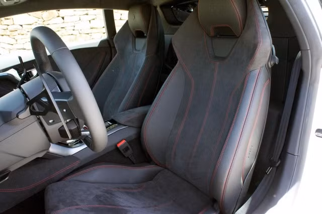 Nội thất của Huracan cũng tạo nên sự khác biệt và đẳng cấp khi được bọc da Alcantara và Nappa cao cấp. Những đặc điểm này khá giống với Lamborghini Aventador.