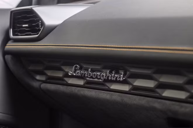 Thiết kế khung gầm của xe là sự kết hợp giữa nhôm và sợi carbon, mang lại độ bền cao và trọng lượng nhẹ cho xe.