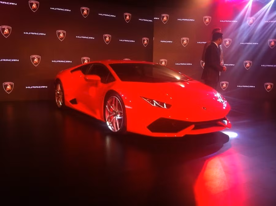 Ông Sebastian Henry, người đứng đầu hãng Lamborghini khu vực Đông Nam Á & Thái Bình Dương đưa ra một vài số liệu thống kê của dòng xe Huracan trước khi giới thiệu “siêu xe bò tót” này với công chúng một cách ấn tượng.