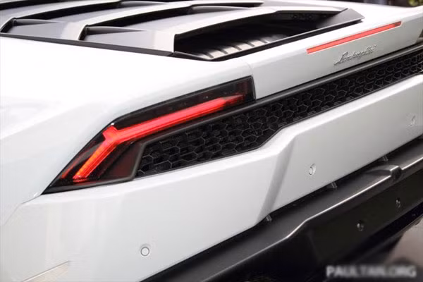 Bên cạnh đó, Huracan cũng hiện đại hơn rất nhiều khi được trang bị hệ thống đèn LED hoàn toàn, từ đèn pha cho đến đèn định vị.