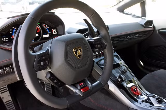 Xe được trang bị động cơ V10 5,2 lít, với công suất tối đa 610 mã lực, mô-men xoắn cực đại đạt 560 Nm. Đi cùng với động cơ này là hộp số ly hợp kép 7 cấp truyền động bốn bánh.