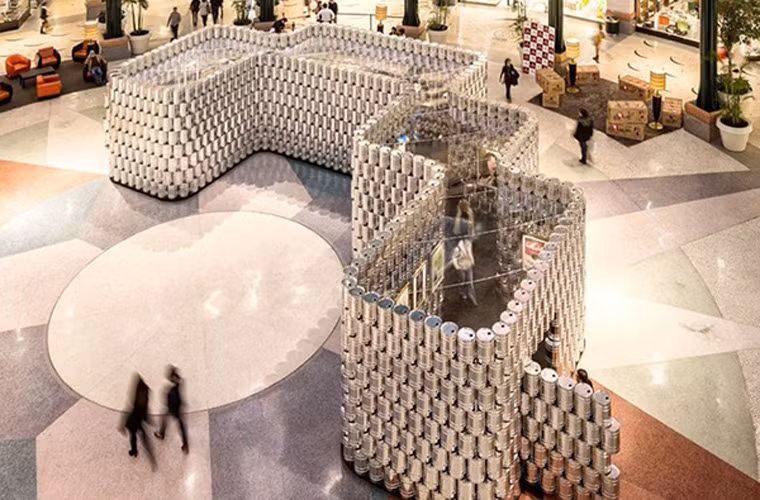 9. Phòng trưng bày làm từ thùng sơn cho các tác phẩm của họa sĩ Andy Warhol: Hãng thiết kế LIKEarchitects, Lisbon, Bồ Đào Nha đã tạo một không gian hết sức độc đáo để trưng bày các tác phẩm của họa sĩ nổi tiếng Andy Warhol. Khu trưng bày này gồm 4 phòng với tường được làm từ 1.500 thùng sơn sắt, tạo thành mê cung hết sức độc đáo. Phòng trưng bày được mở từ tháng 4 tới tháng 7/2013.