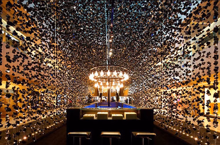 6. Cửa hàng “mưa đá đen” của hãng đồng hồ Hublot: Cửa hàng độc đáo này của hãng đồng hồ xa xỉ Hublot được đặt tại trung tâm mua sắm Paragon, với giá trị hàng hóa hơn 20 triệu USD. Nó được thiết kế bởi kiến trúc sư người Singapore Chris Lee, thuộc Asylum. Với tên gọi “Big Bang", cửa hàng 2 tầng này có những chuỗi đá đen treo thả từ trên trần xuống sàn. Cửa hàng chỉ mở cửa trong 2 tuần hồi năm 2012.