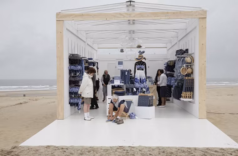 5. Cửa hàng hình hộp của hãng H&amp;M trên bãi biển: Năm 2011, một cửa hàng hình hộp của hãng thời trang H&amp;M xuất hiện trên bờ biển Scheveningen, The Hague, Hà Lan. Cửa hàng bán lẻ này chỉ mở cửa trong 2 ngày, là kết quả sự hợp tác giữa H&amp;M và Wateraid – một tổ chức phi lợi nhuận quốc tế với sứ mệnh thay đổi cuộc sống, bằng cách giúp tăng khả năng tiếp cận nguồn nước an toàn và vệ sinh.