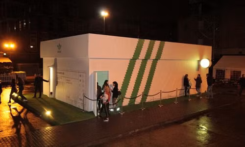 1. Cửa hàng trong hộp giày khổng lồ của thương hiệu Adidas: Cửa hàng độc đáo này của hãng thời trang thể thao Adidas tọa lạc ở Shoreditch (London, Anh) và chỉ mở cửa trong 3 ngày hồi tháng 1/2014. Được thiết kế nhân dịp ra mắt bộ sưu tập Stan Smith của Adidas, cửa hàng có sàn tương tác, khu kỹ thuật số "Stan Yourself" và in 3D.