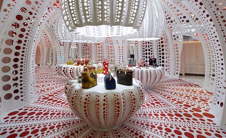 2. Cửa hàng bán lẻ giống “xứ sở thần tiên” của Louis Vuitton: Năm 2012, Louis Vuitton kết hợp với nghệ sĩ Yayoi Kusama tạo ra cửa hàng hình đốm tại London với 24 cửa sổ. Cửa hàng mở cửa từ tháng 8/2012 tới 10/2012.