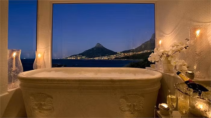 Bồn tắm bằng đá cẩm thạch này thuộc về khách sạn Twelve Apostles ở Cape Town, Nam Phi với tầm nhìn hướng ra biển và núi.