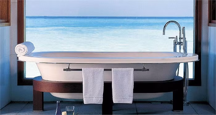 Chiếc bồn tắm sang trọng này thuộc về khách sạn Huvafen Fushi ở Maldives. Với tầm nhìn hướng ra biển, bạn sẽ có cảm giác như đang lặn ngụp dưới đại dương. Tại khách sạn này, mỗi bồn tắm được đặt trong 1 biệt thự xây trên làn nước trong vắt, kèm theo bể bơi ngoài trời nhưng vẫn đảm bảo sự riêng tư.
