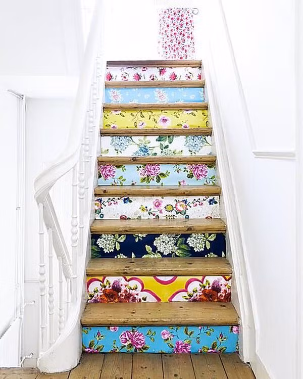 Cầu thang đầy màu sắc. Giấy dán tường không nhất thiết phải được sử dụng trên các bức tường, hãy dùng chúng để trang trí cầu thang nhà đẹp hơn. Việc kết hợp màu sắc nổi bật cho mỗi bậc cầu thang sẽ mang đến một cái nhìn độc đáo cho căn hộ chung cư nhỏ xinh của bạn.