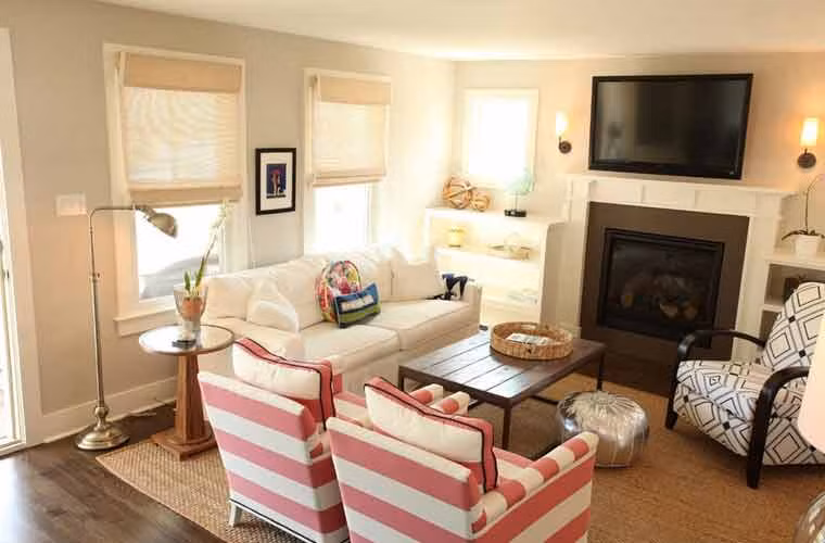 Trong một căn phòng nhỏ, điều quan trọng để làm nổi bật các điểm nhấn của đồ nội thất một cách hợp lý. Chẳng hạn, bạn có thể trang trí phòng với những chiếc ghế sọc nổi bật trên nền nhà trắng.