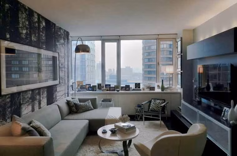 Những tấm decal dán tường có thể làm tăng thêm chiều sâu cho căn phòng và làm cho nó có vẻ rộng hơn.