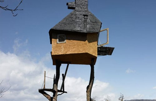 Takasugi-an có nghĩa là "quán trà quá cao" trong tiếng Nhật. Nó nằm ở vùng Nagano. Quán trà được xây dựng trên hai thân cây hạt dẻ. Cả hai cây đều được cắt từ trên núi gần đó và mang về đây. Kiến trúc sư Terunobu Fujimori thiết kế và xây dựng quán trà chỉ có một phòng này dành riêng cho mình. Cách duy nhất để lên được quán trà này là trèo thang gắn ở thân cây.