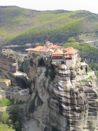 Meteora trong tiếng Hy Lạp có nghĩa là "lơ lửng trong không khí". Đây là một nhóm tu viện từ thời trung cổ và là một trong những tu viện quan trọng nhất của Chính thống giáo phía đông ở Hy Lạp.