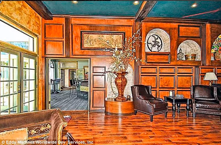 Dinh thự này gây ấn tượng với khu nhà thờ trung cổ rộng rãi đủ chỗ cho 74 khách mời.