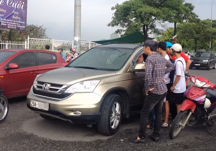 Với dân phe, những khách hàng đi xe ô tô luôn là khách sộp, sẵn sàng mua vé với giá cao nên công việc buôn bán của dân phe cũng nhanh chóng hơn.