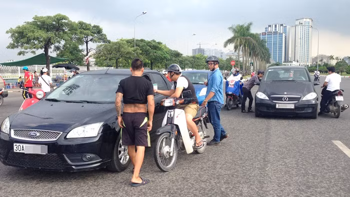 Tấp nập xế hộp đi mua vé trước giờ bóng lăn.