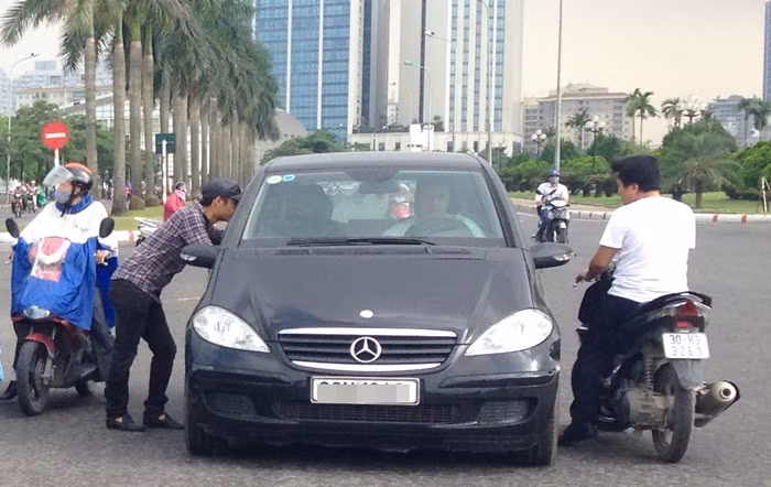 Khách hàng đi xế xịn đến sân vận động Mỹ Đình mua vé luôn được dân phe săn đón nhiệt tình. (Ảnh: Minh Chiến)