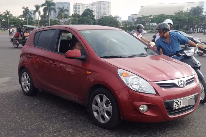 Rất đông người dân đi ô tô đến sân mua vé.