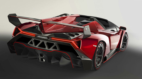 Giống như đàn anh Aventador LP700-4, Lamborghini Veneno Roadster cũng được trang bị động cơ V12, dung tích 6.5L, sản sinh công suất tối đa 750 mã lực. Sức mạnh được truyền tới cả 4 bánh thông qua hộp số ISR cải tiến. Xe có thể tăng tốc từ 0-100 km/h trong 2,9 giây, đạt tốc độ tối đa 355 km/h.