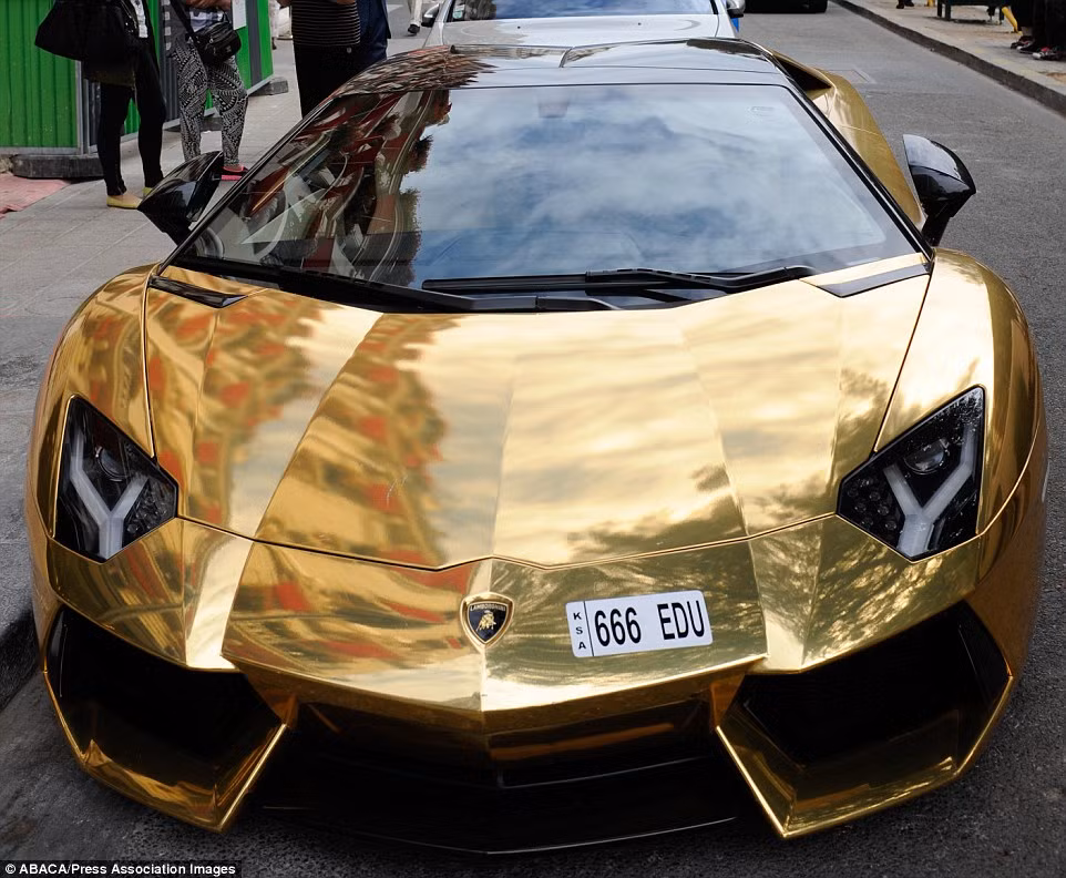Siêu xe Lamborghini Aventador Roadster mạ vàng này được giới sành xe dự đoán có giá trị khoảng 6 triệu USD (tương đương 127 tỷ đồng).