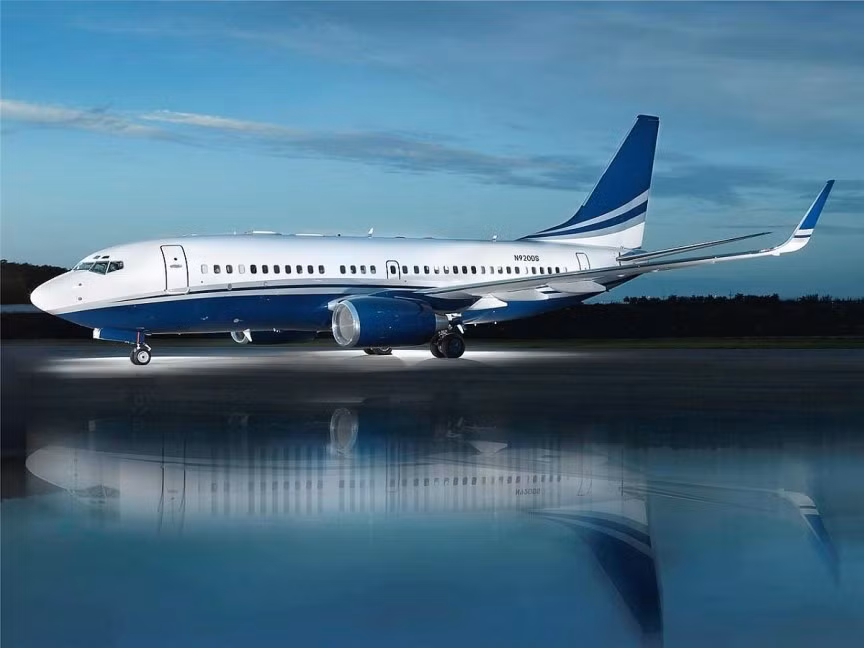 8. “Khách sạn bay” Boeing Business Jet 2 A.K.A: Có bề ngoài giống những chiếc máy bay thông thường nhưng bên trong lại là cả một không gian tiện nghi. Phòng nghỉ trên máy bay này có diện tích gần 100 m2 với nội thất sang trọng.