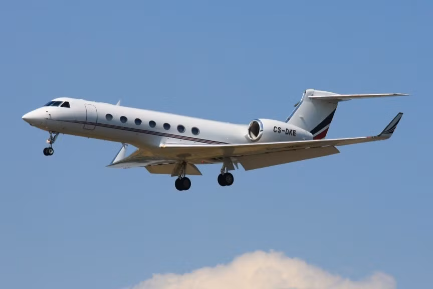 3. Gulfstream G-550 với giá hơn 60 triệu USD: Với một chiếc thuộc sở hữu của doanh nhân người Anh Phillip Green và tỷ phú Ấn Độ Lakshmi Mittal. Gulfstream G-550 có tốc độ nhanh và có thể bay thẳng không nghỉ từ Hàn Quốc tới bang Florida, Mỹ chỉ trong gần 15 tiếng. Thiết kế nội thất bên trong máy bay gồm 4 khu với sức chứa 8 người. Với camera hồng ngoại hiển thị lộ trình bay khi tầm nhìn bị hạn chế, Gulfstream G-550 là một trong những dòng máy bay an toàn và sang trọng.