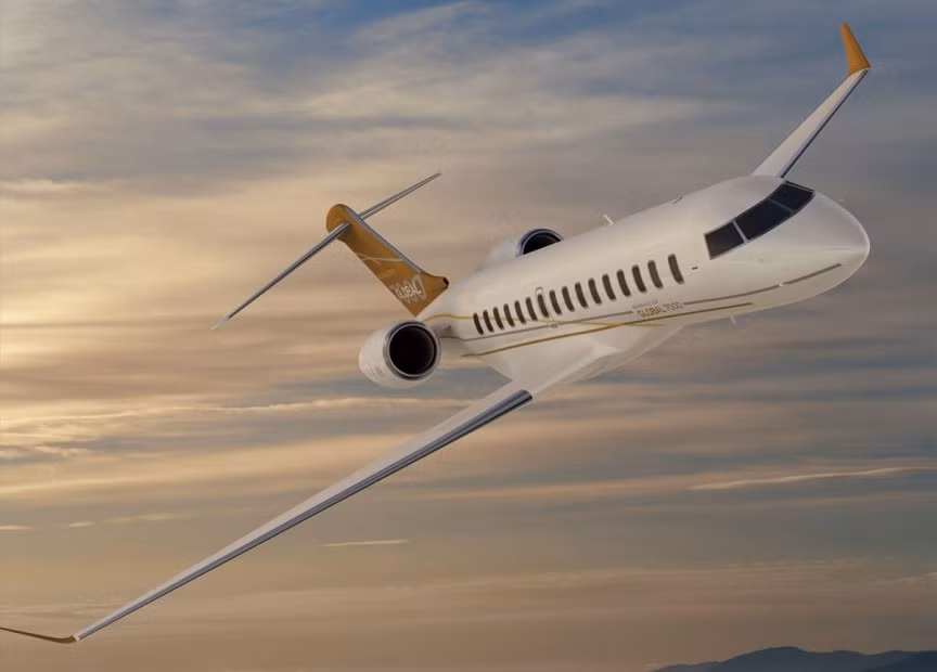5. Bombardier Global 7000: Là một trong những dòng chuyên cơ cá nhân phổ biến nhất thế giới. Nó có sức chứa 10 hành khách và có thể bay không nghỉ 11.200 km. Chỉ riêng năm 2013, gần 40 chiếc Bombardier Global 7000 đã được bán ra đem về lợi nhuận 2 tỷ USD. Loại máy bay này có 4 khu, bàn ăn dành cho 6 người và cửa sổ lớn trong cabin cho phép chủ nhân thoải mái ngắm nhìn quang cảnh bên ngoài.