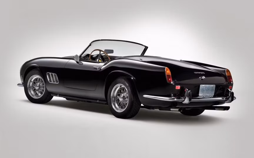 3. Ferrari 250 Spyder 1961 nổi tiếng toàn thế giới sau khi xuất hiện trong bộ phim "Ferris Bueller Day Off". Chỉ có 50 chiếc thuộc dòng này được sản xuất. Một số chiếc 250 Spyder được bán đấu giá vào năm 2008 với 13 triệu USD/chiếc.