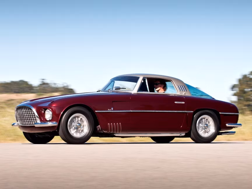 9. Ferrari 375 America 1953 được trang bị động cơ Lampredi cho công suất hơn 296 mã lực. Chiếc xe này có giá đắt đỏ là vì chỉ có 10 chiếc được sản xuất trong lịch sử. Chúng có giá hơn 1 triệu USD/chiếc.