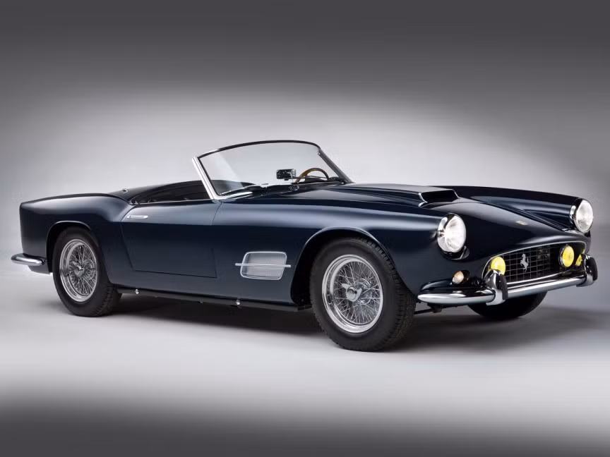 4. Ferrari 250 GT 1959 được trang bị động cơ V12 cho cả phiên bản xe đua và xe thường. Công ty Ferrari dành rất nhiều thời gian và tiền bạc trong suốt những năm 1950 để sản xuất GT 250. Sau khi ra mắt vào năm 1959, GT 250 nhanh chóng trở thành một chiếc xe đua nổi tiếng.