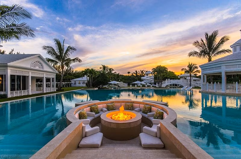 Khuôn viên bên ngoài biệt thự có khung cảnh vô cùng thơ mộng, lãng mạn với đầy đủ tiện nghi và cả một khu vui chơi với hồ bơi, sân golf được bố trí đẹp mắt. Được xây dựng trên một khu đất rộng lớn, biệt thự của Celine Dion bao gồm 1 nhà ở chính, 5 sảnh đường riêng biệt, 2 ngôi nhà 4 phòng ngủ dành cho khách (tổng cộng có 8 phòng ngủ), 1 bể bơi trong nhà có khu bếp nướng, nhà bếp riêng biệt và 1 ngôi nhà bãi biển có phòng ngủ tầng mái và phòng massage.