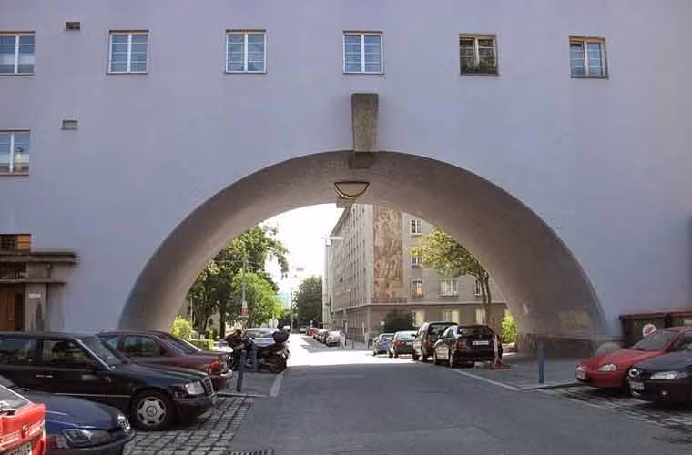 Khu chung cư dài nhất thế giới này gồm nhiều tiện nghi như có trường mẫu giáo, sân vui chơi, phòng khám thai sản, phòng y tế, thư viện, tiệm giặt là, các trung tâm thanh thiếu niên, bưu điện, tiệm thuốc tây, và 25 cửa hàng khác.