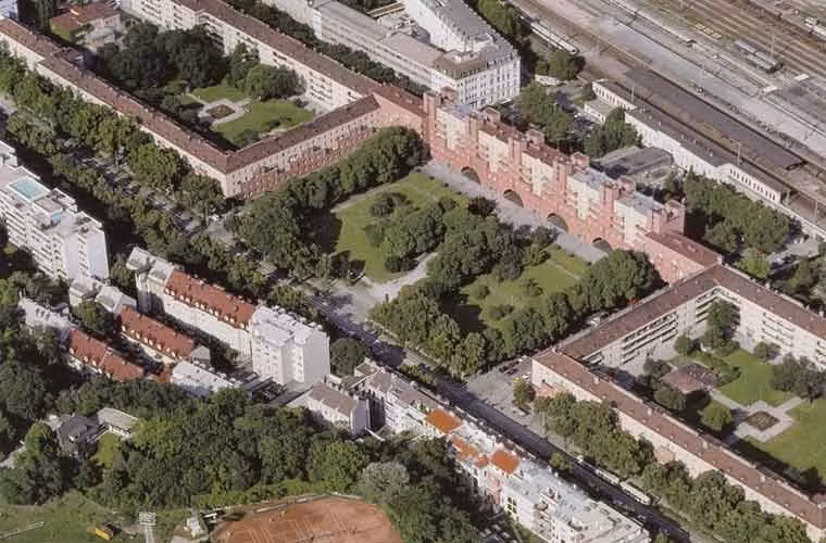 Đây là khu chung cư được xây nhằm mục đích cung cấp nhà ở cho hàng ngàn gia đình bị mất nhà cửa sau chiến tranh thế giới thứ nhất.