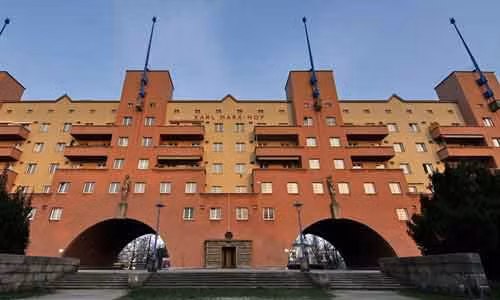 Hiện nay, hơn 70 năm sau, Karl Marx-Hof vẫn là một tòa nhà chung cư của thành phố có nhiều người dân sinh sống dù cơ sở vật chất thiếu các tiện nghi hiện đại như máy giặt, phòng tắm riêng.