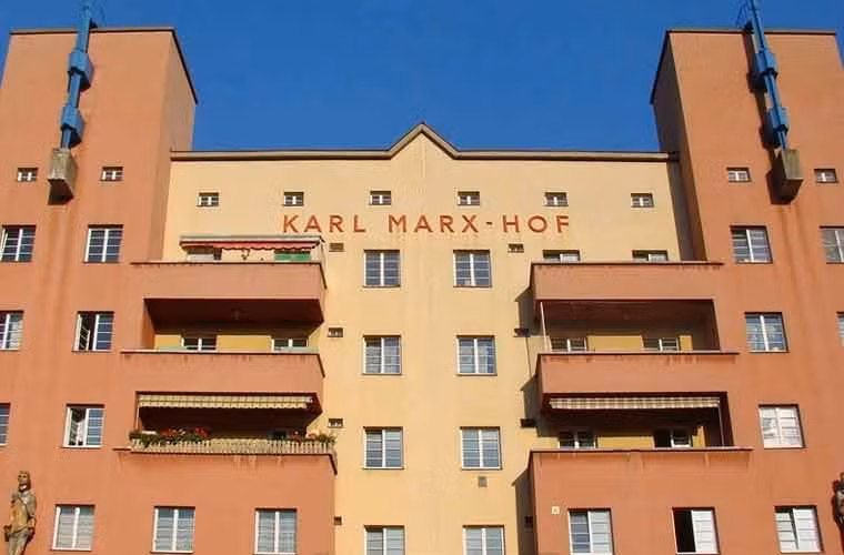 Vào năm 1918, nền kinh tế của Áo bị suy thoái kéo theo tỷ lệ thất nghiệp, nghèo đói. Vào thời điểm đó, hơn 250.000 công nhân sống trong các tòa nhà chung cư chật chội, cũ kỹ và nước nôi thiếu thốn.