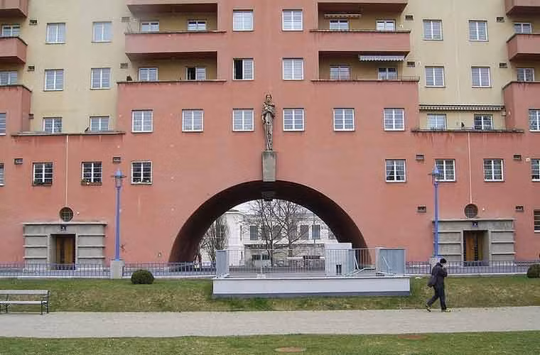 Theo đó, khu chung cư Karl Marx-Hof được đánh giá là tòa nhà có độ dài rộng “khủng” nhất, với diện tích lên tới 156.000 m2. Chung cư này chứa tới 1.382 căn hộ từ loại có kích thước 30 m2 (một phòng ngủ) và 60 m2 (loại có 2 phòng ngủ).